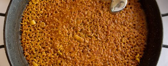 Un plat d'arroz a banda, spécialité de la Costa Blanca
