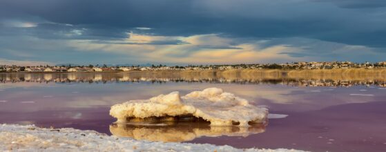 La lagune salée de Torrevieja aux reflets rosés
