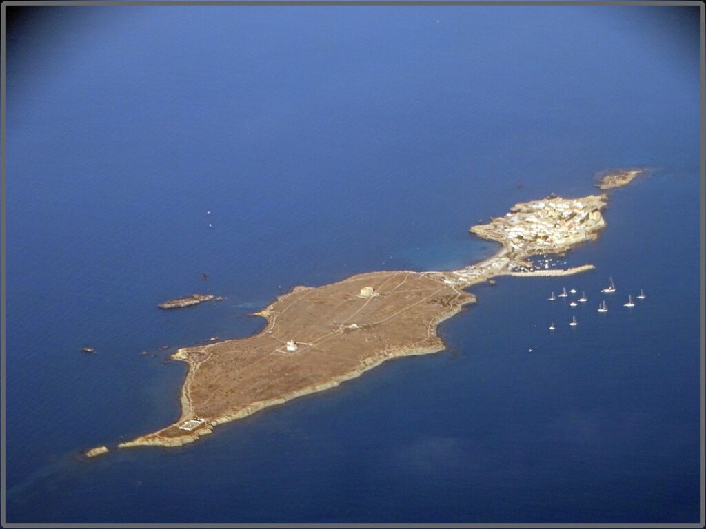 L'île de Tabarca face à la côte d'Alicante